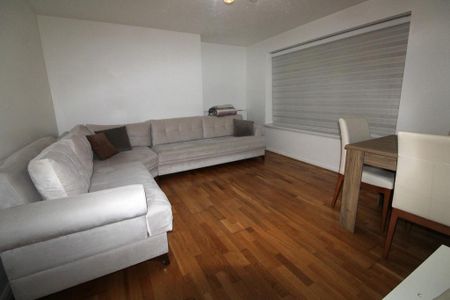 3 bedroom flat to rent - Photo 4