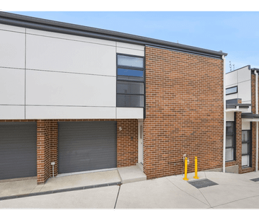 Fully Furnished, 3 Bedroom Townhouse - Photo 5