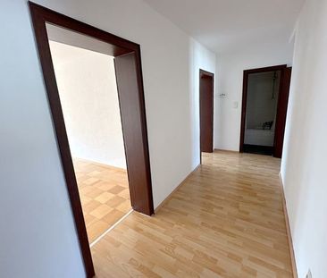 SCHADE IMMOBILIEN - Große 3-Zimmerwohnung mit Balkon zu vermieten! - Foto 2