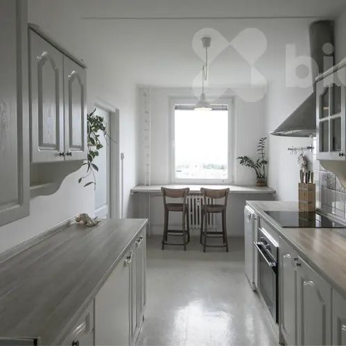 k pronájmu světlý byt 3+1 s prosklenou lodžií a úchvatným panoramatickým výhledem na celou Prahu. - Photo 1
