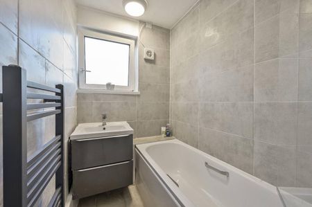 3 bedroom flat to rent - Photo 5