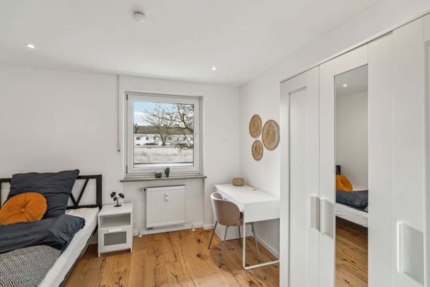 Top University Location! Modern Furnished Room in Renovated Shared Apartment - Photo 1