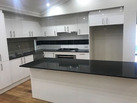 Ultra 5 Bedroom Mansion - Electricity Included - Photo 3