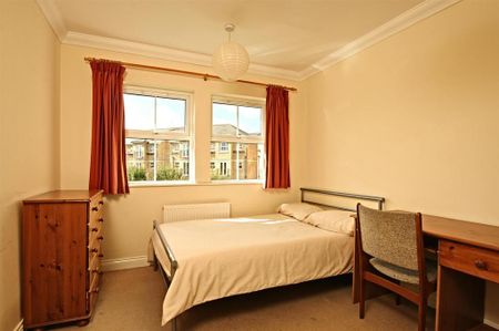 3 bedroom flat to rent - Photo 4