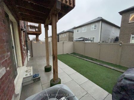 Townhouse For Lease | N8141268 - Photo 2