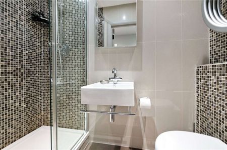 A charming two bedroom flat with direct lift access. - Photo 5