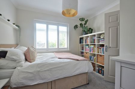 A well-proportioned and inviting four-bedroom home, located in the desirable village of Stapleford. Benefitting from driveway parking and enclosed garden, this family home is one not to be missed! Within walking distance to local village amenities, Addenbrooke's Hospital and the Bio-Medical Campus, Shelford Railway Station is 0.5 miles away and approximately a 10-minute walk. Cambridge City Centre and the Main Railway Station is within easy cycling distance. The number 7 bus route is frequent and runs past the property. (Saffron Walden - Addenbrooke's - Cambridge). - Photo 3