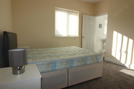 1 bedroom in a house share to rent - Photo 4