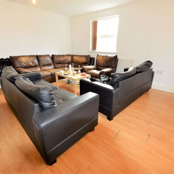 2 bedroom Flat in Flat 9, Leeds - Photo 1