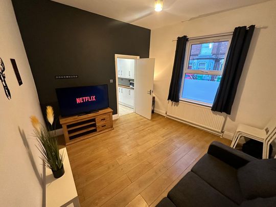 Newly Refurbed modern Home for Working Professionals Room 5 - Photo 1