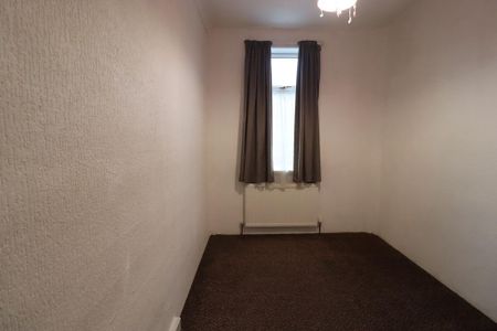 3 bedroom end of terrace house to rent - Photo 2