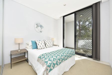 Townhouse style apartment with private street access - Photo 4