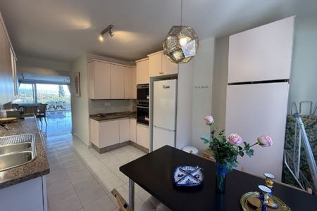 3 Bedroom Apartment For Rent in Nueva Andalucía, Málaga - Photo 5