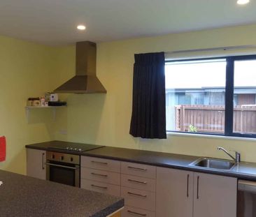 Modern 3-Bedroom Townhouse – Sunny, Spacious & Low Maintenan - Photo 5