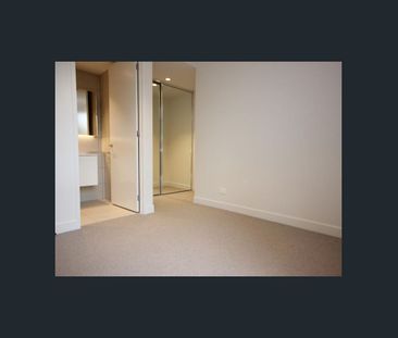 Stunning, 2 bedroom, 2 bathroom with huge private courtyard! - Photo 2