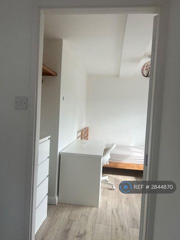 1 bedroom in a house share to rent - Photo 3