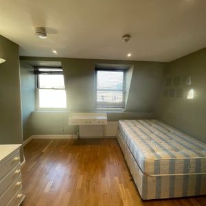 Studio Flat, Elsham Road, W14 - Photo 2