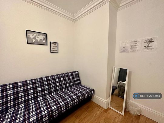 1 bedroom in a flat share to rent - Photo 1
