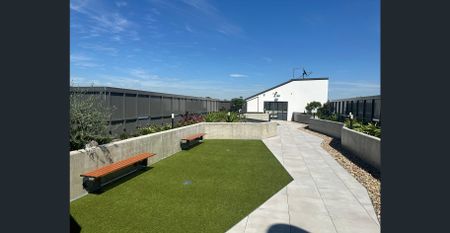 Near new, split level, spacious two bedroom, two bathroom apartment in quiet location only metres from Homebush Train Station - Photo 3