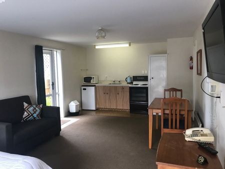 Riccarton Short term Furnished Bedsit Available - Photo 2