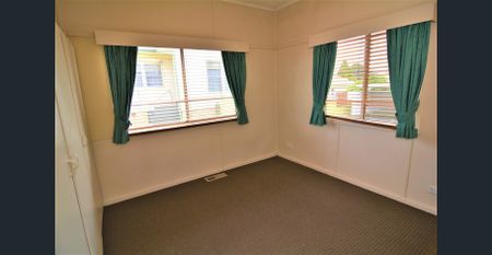 FAMILY HOME WITH GREAT GARAGING - Photo 3