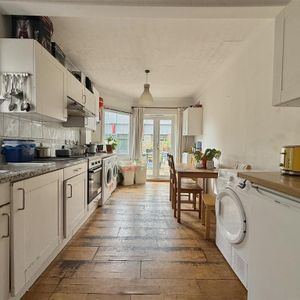 House share to rent - Photo 2