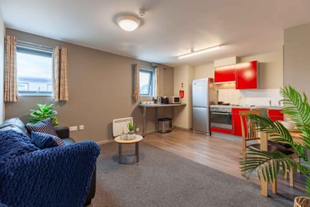 2 Bed Flat - Photo 2