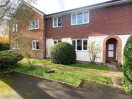 1 Bedroom Flat / Apartment - Swan Way, Church Crookham - Photo 4