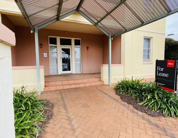 THREE BEDROOM UPSTAIRS UNIT IN CENTRAL DUBBO - Photo 1