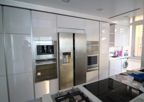 Aventino-S.Saba: Brand new 3 Bedroom, 3 bath, spacious triple living-dining room, modern kitchen, large balconies. Air conditioning, alarm, lots of natural light, located on quiet tree lined street walking distance to all services, metro, FAO. Ref 2057