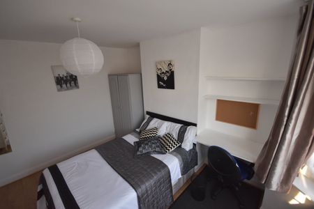 4 Bed Semi-Detached House, Honeysuckle Road, SO16 - Photo 3