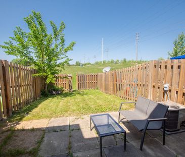 **CHARMING** 3 Bedroom Townhouse in St. Catharines!! - Photo 3