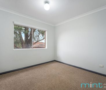 Two-bedroom townhouse - Photo 3