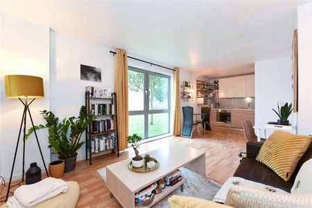 A well presented apartment set within this popular modern development which benefits from a concierge, fully equipped gymnasium and indoor pool. - Photo 4