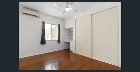 Family Home with Pool - Photo 4