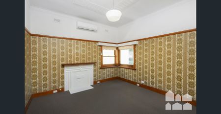 UPDATED HOME WITH DOUBLE GARAGE! - Photo 5