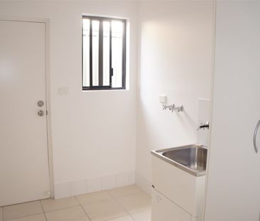 Lovely low maintenance 2 bedroom house in convenient location - Photo 6