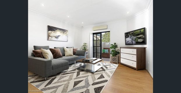 Modern villa in convenient location - Photo 1