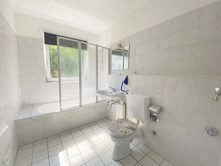 Trier-Heiligkreuz: Stadtnahe 3 ZKB- Wohnung mit Balkon, Einbauküche & Tiefgaragenplatz – wird umfassend renoviert! - Photo 3