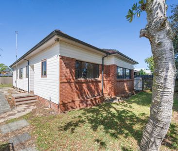 Spacious & Charming 3-Bedroom Home - Photo 6