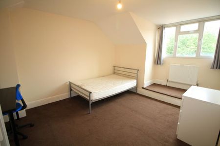 4 bedroom end of terrace house to rent - Photo 4