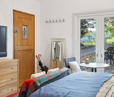 Effingham Common, Effingham, Leatherhead, Surrey, KT24 - Photo 5