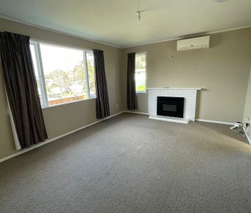 Sunny tidy 3 bedroom . Spacious deck and backyard - Photo 1