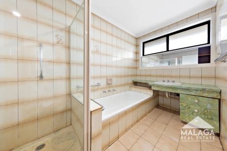 “Spacious Family Home in Prime Niddrie Location” - Photo 2
