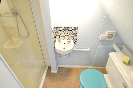 1 bedroom in a house share to rent - Photo 2