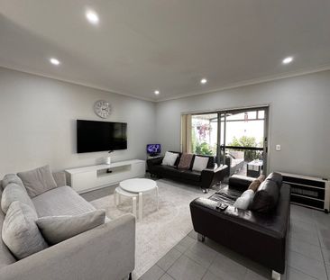 Spacious & Stylish Family Home with Modern Comforts - Prime Auburn ... - Photo 1
