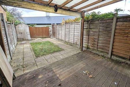 Woking, Surrey, GU24 - Photo 2