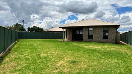 Modern duplex in South Dubbo - Photo 3