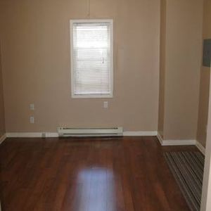 $700 Bachelor Apartment (1st Floor Unit) Toronto - Photo 2