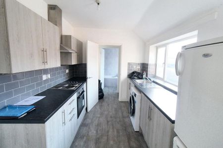 3 bedroom flat to rent - Photo 5